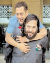 अनंत अंबानी की पीठ पर चढ़े सलमान खान19