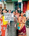 पॉलीथीन मुक्त करने 90 साल की वृद्धा ने फल खरीद रही महिला को दिया बैंग18