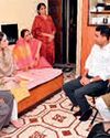 असम के मंत्री ने पहलगाम हमले में दिवंगत कारोबारी के परिजनों से की भेंट असम के मंत्री ने पहलगाम हमले में दिवंगत कारोबारी के परिजनों से की भेंट12
