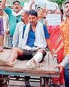 जेल में मारपीट, घायल को ठेला में ले जाकर प्रदर्शन6