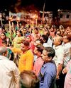 दोंदे खुर्द में शराब भट्ठी के खिलाफ महिलाओं की मशाल रैली निकली15