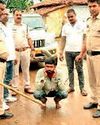 गांव में दहशत फैलाने वाले आदतन अपराधी को पुलिस ने ग्रामीणों के सहयोग से पकड़ा, निकाला जुलूस13