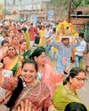 गिरिराज महा-महोत्सव की इस्कॉन में धूम रथ को खींचते और थिरकते निकले लोग25