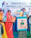 सरकारी स्कूल के विद्यार्थियों को दिया बैग, शिक्षा में सहयोग के लिए स्टेशनरी जुटाने लगाया बॉक्स25