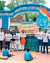 4000 स्कूलों को बंद करने के आदेश के खिलाफ एनएसयूआई ने किया प्रदर्शन 4000 स्कूलों को बंद करने के आदेश के खिलाफ एनएसयूआई ने किया प्रदर्शन