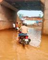 रेलवे के नीचे बने गोबदे में पानी भरने से आवागमन में परेशानी7