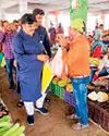 महापौर ने दुकानदारों एवं ग्राहकों को बांटे थैले21