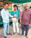 पार्षद दे रहे 1000 की सहायता राशि11