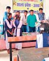 शाला प्रवेशोत्सव पर छात्रों को खिलाई मिठाई18