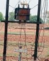 समस्याः मानूसन के पूर्व खस्ताहाल व्यवस्था को दुरस्थ कराने विभाग नहीं दिखा रहा रुचि जमीन से महज 5-6 फीट की ऊंचाई पर झूल रहे 11 केव्ही तार22