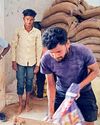 चावल के लिए हितग्राही कर रहे घंटों इंतजार4