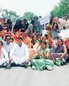 सड़क जर्जर, पीडब्ल्यूडी को जगाने किया प्रदर्शन9