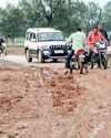 ठेकेदार की भारी मनमानी आवागमन बाधित, ग्रामीण व राहगीर परेशान16