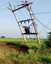 बिजली ट्रांसफार्मर झुके होने से किसानों के सिर पर मंडरा रहा खतरा24