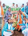 जिपं अध्यक्ष ने करमरी में किया पौधारोपण11