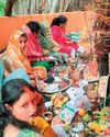 सनातन धर्म में सुहागिन स्त्रियों के लिए खास होता है वट सावित्री व्रत सुहागिनों ने पति की लंबी आयु के लिए रखा व्रत सनातन धर्म में सुहागिन स्त्रियों के लिए खास होता है वट सावित्री व्रत सुहागिनों ने पति की लंबी आयु के लिए रखा व्रत13