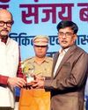 राज्यपाल के हाथों सम्मानित हुए डॉ. संजय बसाक17