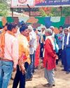 शहीद स्मारक निर्माण का विरोध करने वाले के विरुद्ध ग्रामीण हुए लामबंद, पहुंचे थाने