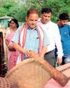 आदिवासी जनजातियों की सांस्कृतिक परंपराओं का किया गया प्रदर्शन आदिवासी जनजातियों की सांस्कृतिक परंपराओं का किया गया प्रदर्शन17