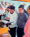 समाधान शिविर में किया जा रहा आवेदनों का निराकरण14
