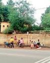 लापरवाही : नालियों पर सामग्री रखे जाने के कारण दुर्घटना की रहती है आशंका शहर व सीमा से लगे क्षेत्रों में सड़क किनारे चल रहीं दुकानों पर नहीं हो रही कार्रवाई1