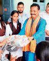 विधायक ने बच्चों का सम्मान कर बांटे खेल सामान16