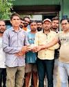 गंभीर रूप से घायल हुए वेदप्रकाश के इलाज के लिए जुटाए 50 हजार रुपए गंभीर रूप से घायल हुए वेदप्रकाश के इलाज के लिए जुटाए 50 हजार रुपए4