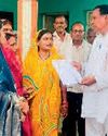 सचिव की धोखाधड़ी के खिलाफ समूह की महिलाओं ने विधायक ध्रुव को सौंपा ज्ञापन0