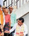 विधायक व पूर्व सांसद ने सेंदर पहुंचकर जताया शोक, पीड़ित परिवार को दी आर्थिक सहायता विधायक व पूर्व सांसद ने सेंदर पहुंचकर जताया शोक, पीड़ित परिवार को दी आर्थिक सहायता18