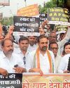 खाद की कमी पर कांग्रेस का उग्र प्रदर्शन ठेलों में डीएपी रखकर पहुंचे कलेक्टोरेट18
