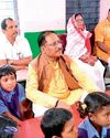 मुख्यमंत्री बने छात्र, प्रायमरी स्कूल में छात्राओं के साथ बेंच पर बैठे7