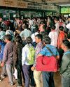 चार काउंटर, हजारों यात्री, एक टिकट के लिए 40 मिनट वेट, लग रही लंबी लाइन1