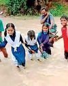 धीमी गति से हो रहा पुल का निर्माण, इसलिए बनी हुई है समस्या स्कूल जाने जान हथेली पर, पार करनी पड़ रही उफनती नदी1