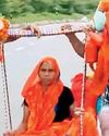सास को कंधे पर उठाकर कांवड़ यात्रा पर निकली बहू, 'कलियुग के श्रवण कुमार' का मिला टैग17