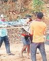 सड़क के अभाव में खाट से मरीज को पहुंचाया गया एम्बुलेंस तक5