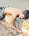 डिवाइडर पर मिली युवक की लाश22
