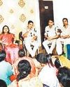 चौपाल लगाकर पुलिस ने साइबर क्राइम को लेकर लोगों को किया जागरुक1