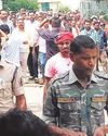 सहकारी समिति से खाद नहीं मिलने पर आक्रोशित किसानों ने किया धरना-प्रदर्शन1