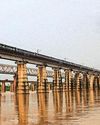 बारिश शुरू होते ही रेलवे ने जारी किए सतर्कता निर्देश, परिचालक स्टाफ रहेगा अलर्ट संवेदनशील पुलों पर 30 किमी प्रति घंटे की स्पीड से दौड़ेंगी ट्रेनें, बाढ़ प्रभावित पुलों की बढ़ाई पेट्रोलिंग9