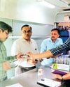 भोपाल रेल मंडल ने चलाया विशेष चेकिंग अभियान पेंट्रीकार के वेंडर यात्रियों से वसूल रहे थे 80 की थाली के 120 रुपए तो रेल नीर बेच रहे थे 20 में40