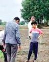 मेड़ पड़ोसियों ने दस फीट के रास्ते को कर दिया था दो फीट का, तहसीलदार ने स्वयं मौके पर पहुंचकर खुलवाया रास्ता मेड़ पड़ोसियों ने दस फीट के रास्ते को कर दिया था दो फीट का, तहसीलदार ने स्वयं मौके पर पहुंचकर खुलवाया रास्ता0