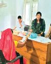 प्रधानमंत्री सुरक्षित मातृत्व अभियान के तहत गर्भवती महिलाओं को दे रहे स्वास्थ्य सेवाएं1