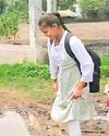 ये आलमः कीचड़ से निकलकर स्कूल पहुंच रहे विद्यार्थी4