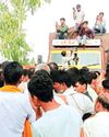 ग्रामीणों ने सड़क और सुविधाओं की मांग14