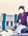 गुरुग्राम में द्वारका एक्सप्रेस-वे पर खतरनाक स्टंट से हड़कंप दरवाजा खोलकर दौड़ाई स्कोर्पियो, छत पर बैठ 'टोल तोड़ ते हांडे थे' गाने पर डांस9