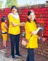 तेज़ धूप भी हमारा प्यार हिसार के जज्बे को नहीं रोक सकी बदरंग दीवार को टेराकोटा पेंट से निखारा तेज़ धूप भी हमारा प्यार हिसार के जज्बे को नहीं रोक सकी बदरंग दीवार को टेराकोटा पेंट से निखारा