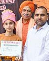 गरीब पिता की बेटी बनी सबका आदर्श गरीब पिता की बेटी बनी सबका आदर्श