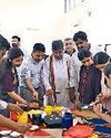 वेस्ट चीजों का प्रयोग करके बनाई सुंदर कलाकृतियां11