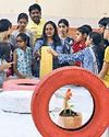 टायरों पर रंग कर बनाए डिजाइन6