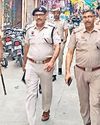 पुलिस अधिकारियों ने की पैदल गश्त11